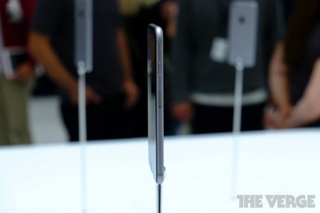 Ảnh thực tế iPhone màn hình 4,7 inch và 5,5 inch của Apple - 5 Nút nguồn đã được chuyển sang cạnh phải