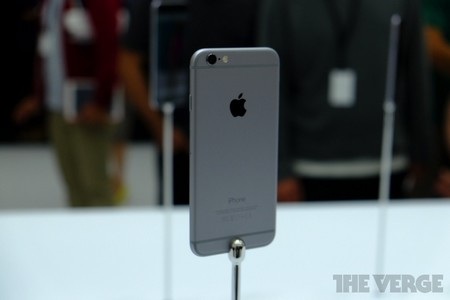 Ảnh thực tế iPhone màn hình 4,7 inch và 5,5 inch của Apple - 6 Mặt sau bằng chất liệu thép không gỉ