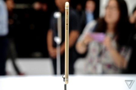 Ảnh thực tế iPhone màn hình 4,7 inch và 5,5 inch của Apple - 8 Máy dày hơn đôi chút so với iPhone 6