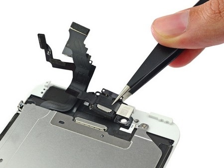Hình ảnh "mổ xẻ" iPhone 6 Plus vừa bán ra thị trường - 11 Màn hình và phần thân máy sau khi đã tách rời.