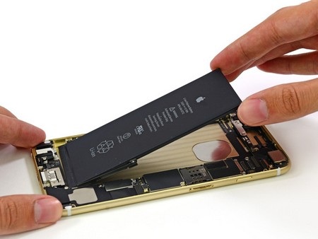 Hình ảnh "mổ xẻ" iPhone 6 Plus vừa bán ra thị trường - 12 Màn hình và phần thân máy sau khi đã tách rời.