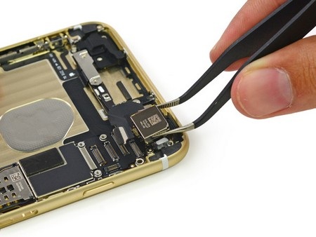 Hình ảnh "mổ xẻ" iPhone 6 Plus vừa bán ra thị trường - 13 Camera chính trên sản phẩm dễ dàng được tách rời ra khỏi board mạch chính.