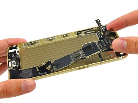 Hình ảnh "mổ xẻ" iPhone 6 Plus vừa bán ra thị trường - 15 Tháo rời phần board mạch chủ trên iPhone 6 Plus ra khỏi lớp vỏ.