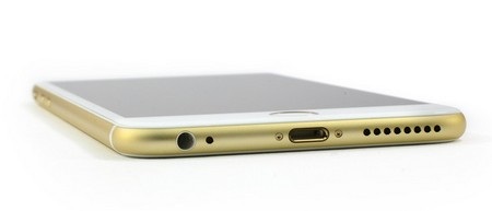 Hình ảnh "mổ xẻ" iPhone 6 Plus vừa bán ra thị trường - 4 2 vít nhỏ ở cạnh dưới, gần với cổng kết nối Lightning.