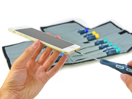 Hình ảnh "mổ xẻ" iPhone 6 Plus vừa bán ra thị trường - 5 Sử dụng tuốc-nơ-vít để vặn ốc vít phía cạnh dưới.