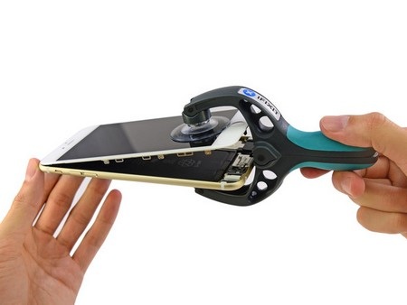 Hình ảnh "mổ xẻ" iPhone 6 Plus vừa bán ra thị trường - 6 Tách rời màn hình với phần thân máy.