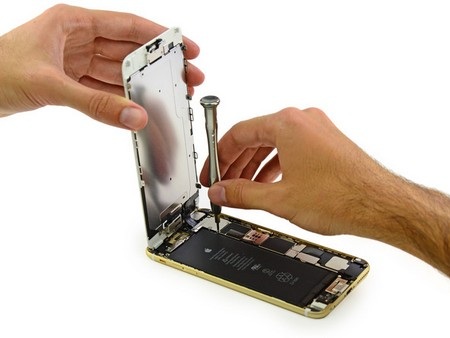 Hình ảnh "mổ xẻ" iPhone 6 Plus vừa bán ra thị trường - 7 Tách rời màn hình với phần thân máy.