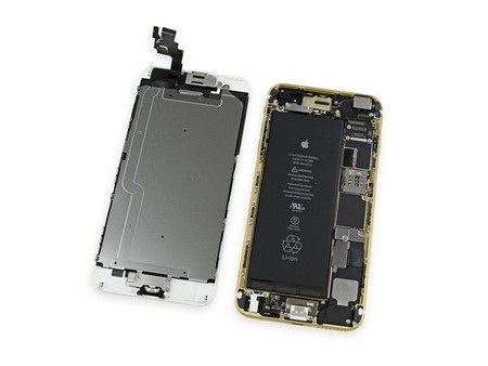 Hình ảnh "mổ xẻ" iPhone 6 Plus vừa bán ra thị trường - 8 Màn hình và phần thân máy sau khi đã tách rời.