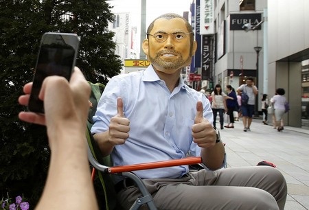 Hàng dài người xếp hàng chờ mua iPhone 6, 6Plus trên khắp thế giới - 13 Một nhóm người đang chờ đợi bên ngoài của hàng Apple ở Tokyo.