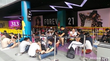 Hàng dài người xếp hàng chờ mua iPhone 6, 6Plus trên khắp thế giới - 15 Khoảng 100 người xếp hàng chờ đợi iPhone mới tại Singapore.