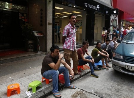 Hàng dài người xếp hàng chờ mua iPhone 6, 6Plus trên khắp thế giới - 16 Hàng người đã chờ đợi hơn 2 ngày trước của hàng Apple ở Hồng Kông.