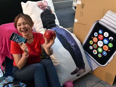 Hàng dài người xếp hàng chờ mua iPhone 6, 6Plus trên khắp thế giới - 14 Một cô gái háo hức chờ đợi bên ngoài cửa hàng ở Tokyo.