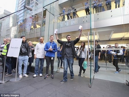 Hàng dài người xếp hàng chờ mua iPhone 6, 6Plus trên khắp thế giới