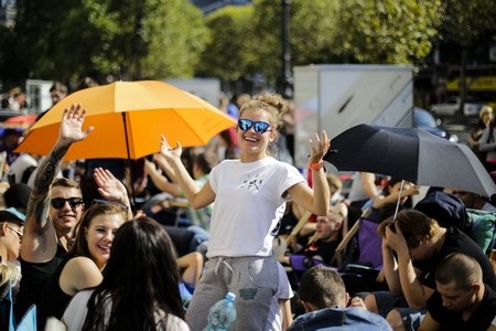 Hàng dài người xếp hàng chờ mua iPhone 6, 6Plus trên khắp thế giới - 7 Bầu không khí giống như đang có lễ hội diễn ra.