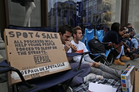 Hàng dài người xếp hàng chờ mua iPhone 6, 6Plus trên khắp thế giới - 10 Một người đang rao bán vị trí xếp hàng và hứa sẽ sử dụng số tiền bán được để làm từ thiện.