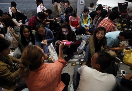 Hàng dài người xếp hàng chờ mua iPhone 6, 6Plus trên khắp thế giới - 12 Một nhóm người đang chờ đợi bên ngoài của hàng Apple ở Tokyo.