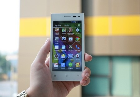 Màn hình IPS 4.5” của FPT F35 đẹp rạng rỡ ngay cả ở ngoài trời