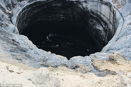 Hố tử thần giúp giải mã bí ẩn Tam giác quỷ Bermuda - 1 Một miếng “hố tử thần” tại Siberia, với đường kính khoảng 15m