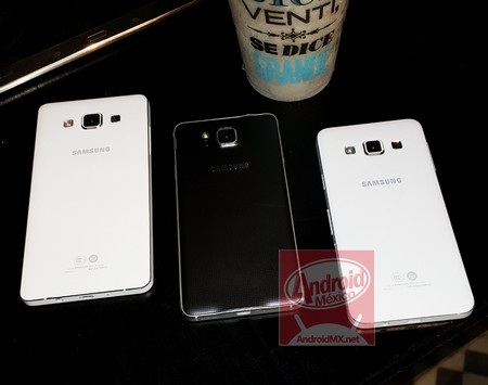 Mặt sau của Galaxy A5 (trái), Galaxy Alpha và Galaxy A3 (phải)