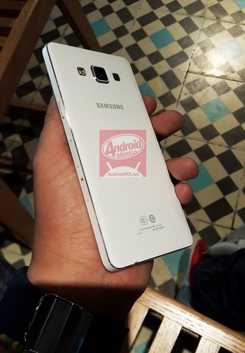 Ảnh thực tế Galaxy A5 với khung viền bằng kim loại