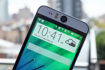 Cận cảnh cụm camera và đèn flash LED kép ở mặt trước