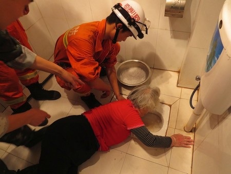 Các nhân viên cứu hộ đang nỗ lực giải thoát cho bà Trương