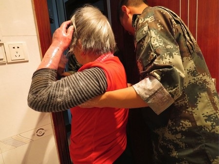 Bà Trương được giải thoát sau 4 giờ bị mắc kẹt