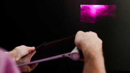 Điểm nhấn ấn tượng nhất trên Yoga Tablet 2 Pro là tích hợp máy chiếu