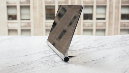 Phần chân đế cho phép Yoga Tablet 2 Pro sử dụng được ở nhiều tư thế