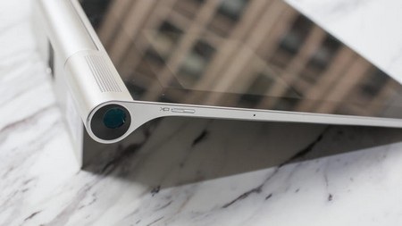 Phần chân đế cho phép Yoga Tablet 2 Pro sử dụng được ở nhiều tư thế