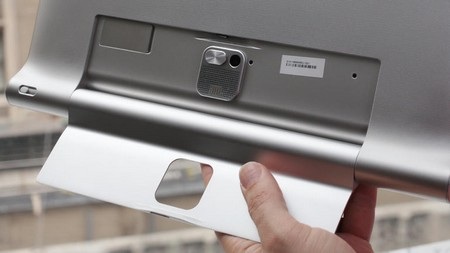 Cận cảnh camera và nút kích hoạt đèn chiếu