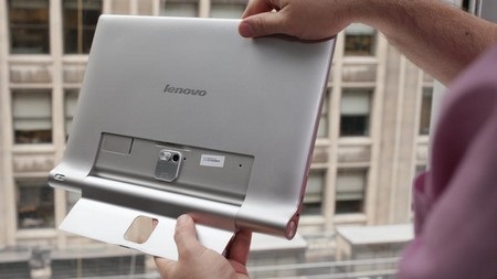 Mặt sau của máy