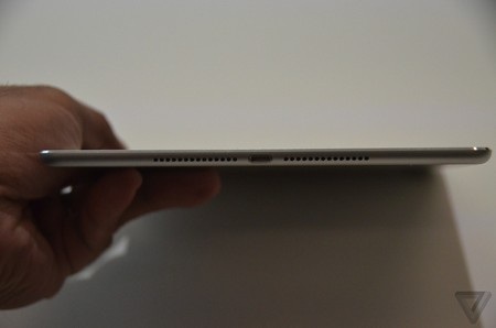 Cận cảnh iPad Air 2 - Máy tính bảng mỏng nhất thế giới - 8 Cổng kết nối Lightning và loa ngoài ở cạnh dưới