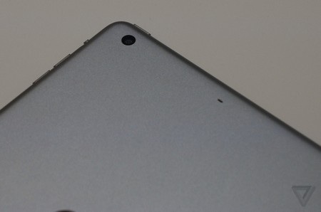 Camera iSight 5 megapixel ở mặt sau