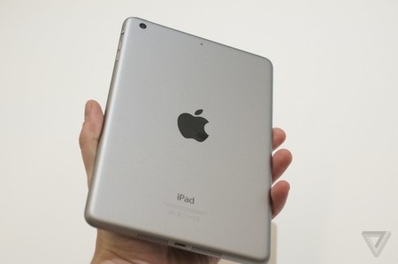 Cổng kết nối Lightning và loa ngoài ở cạnh dưới của máy