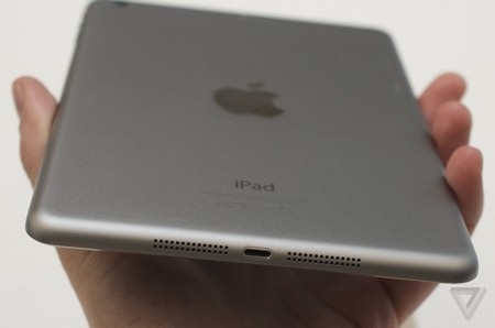 Cổng kết nối Lightning và loa ngoài ở cạnh dưới của máy