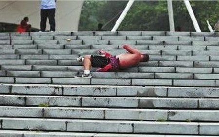 Lăn trên bậc cấp để... tập thể dục - 1 Ông Chia với bài tập lăn cầu thang khác thường của mình