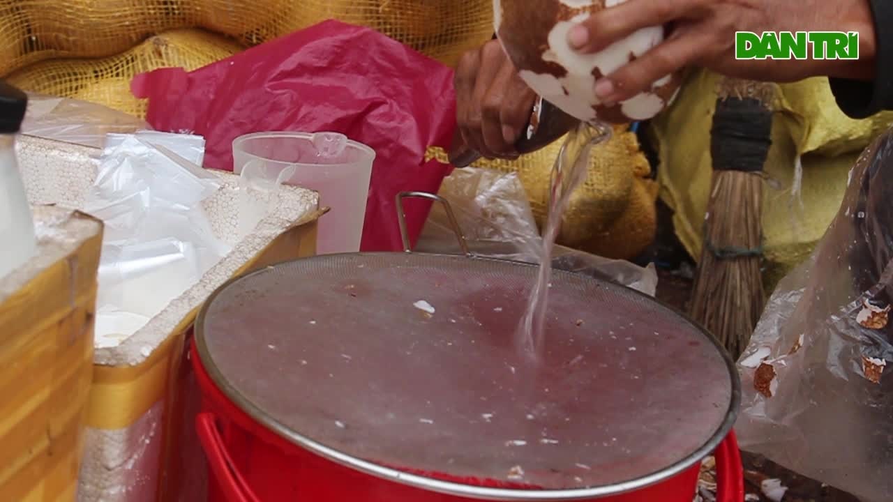 Chị gái chặt dừa mỏi tay, bán 300 kg cùi non mỗi ngày làm mứt Tết