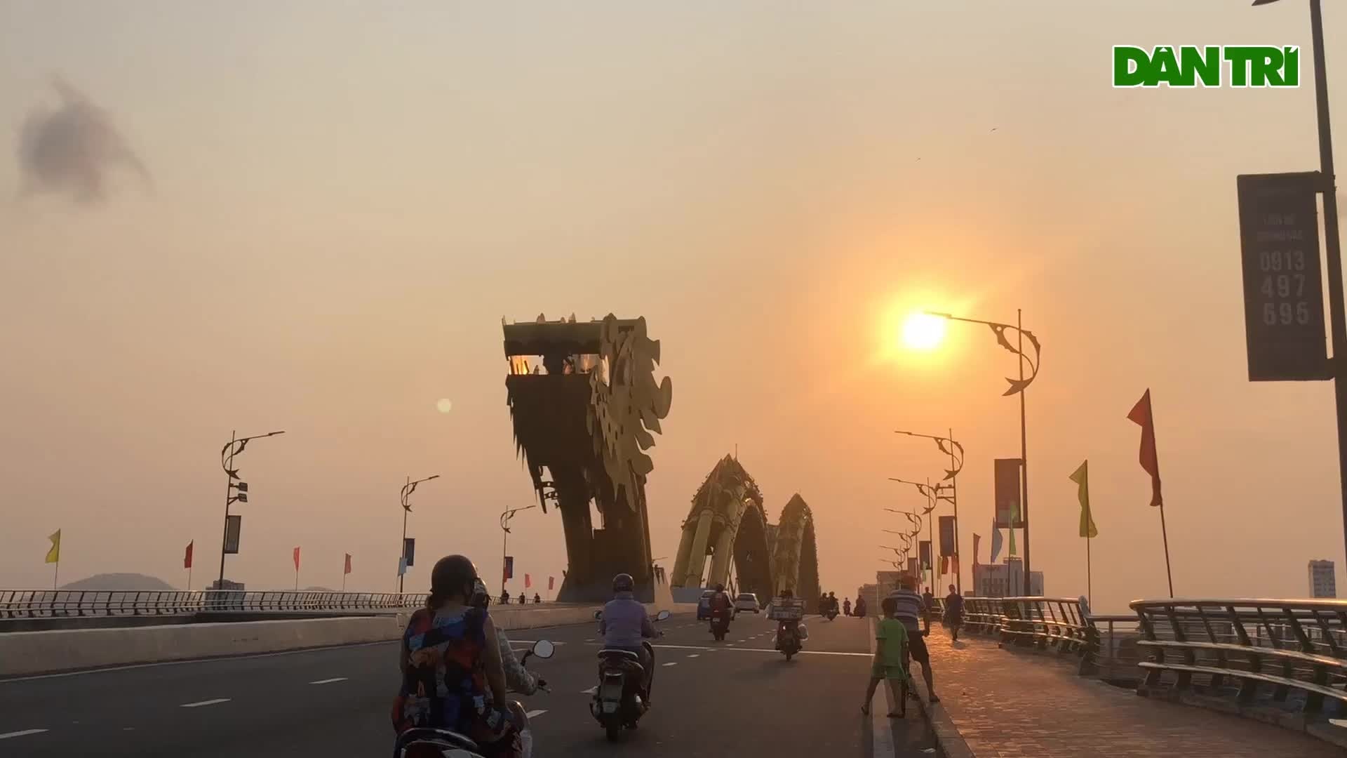 Đà Nẵng: Người dân náo nức tắm biển, dạo phố sau cách ly xã hội