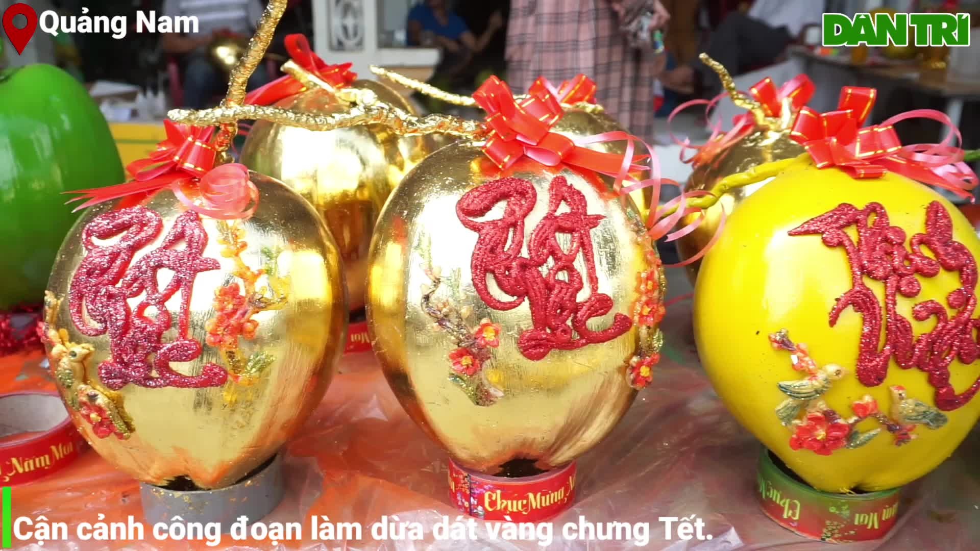Video: Cận cảnh công đoạn làm dừa dát vàng chưng Tết | Báo Dân trí