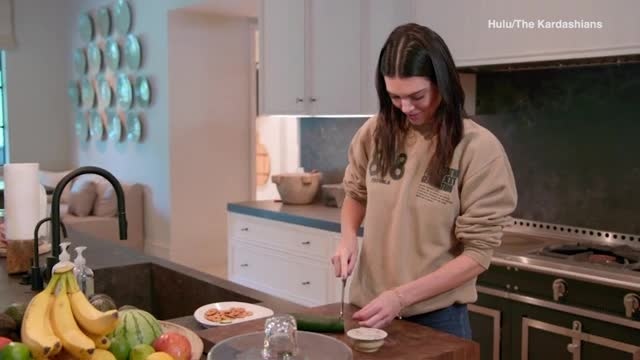 Kendall Jenner - Xinh đẹp, danh tiếng, giàu có nhưng vụng về không ai sánh bằng - 3