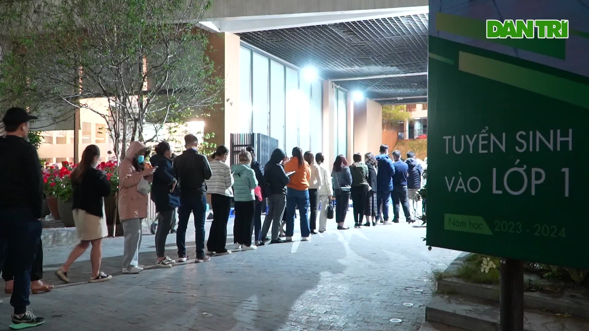 Xếp hàng xuyên đêm, ăn chực nằm chờ tranh suất cho con vào lớp 1 tại Hà Nội - 1