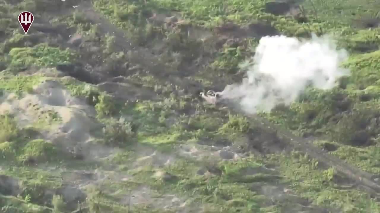 Pháo binh Ukraine tập kích, bắn cháy xe bọc thép Nga