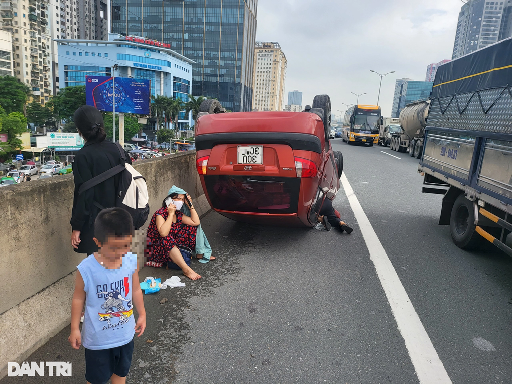 Ô tô phơi bụng ở đường trên cao sau cú đâm va với xe tải - 3 Ô tô phơi bụng ở đường trên cao sau cú đâm va với xe tải - 3