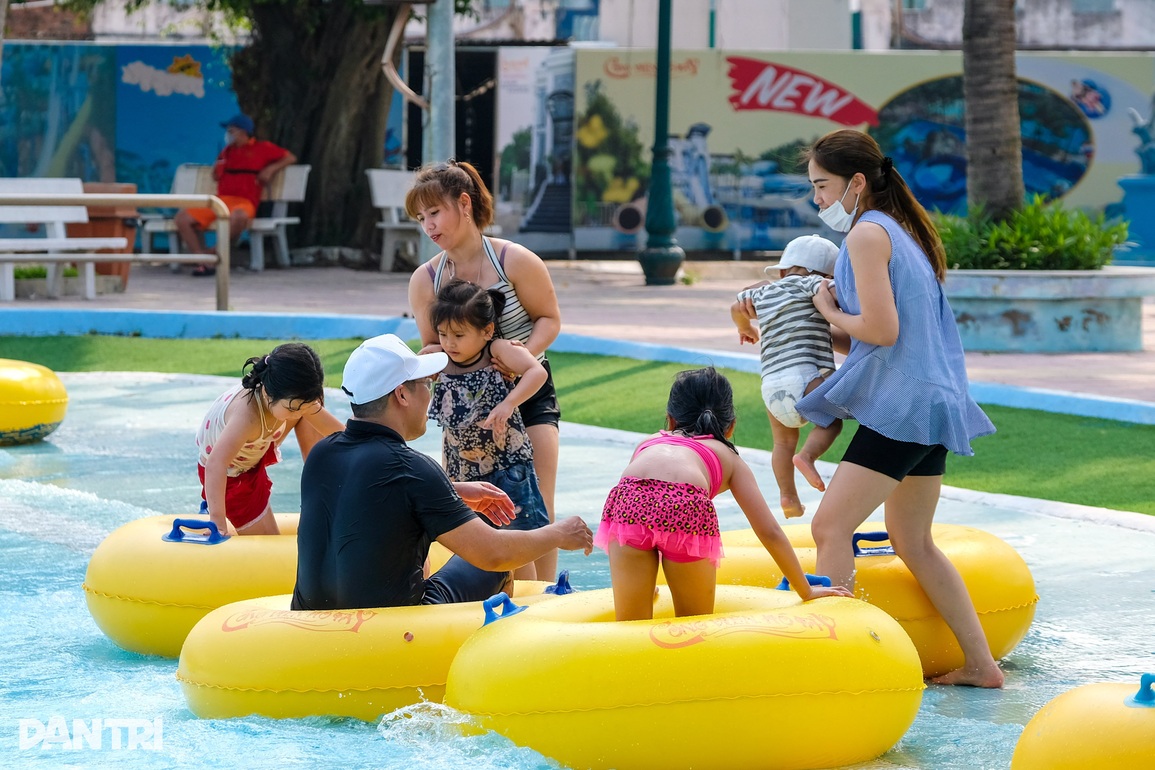 Người Hà Nội đổ xô tới công viên nước giải nhiệt cơn nóng bức đầu hè - 10 Người Hà Nội đổ xô tới công viên nước giải nhiệt cơn nóng bức đầu hè - 10