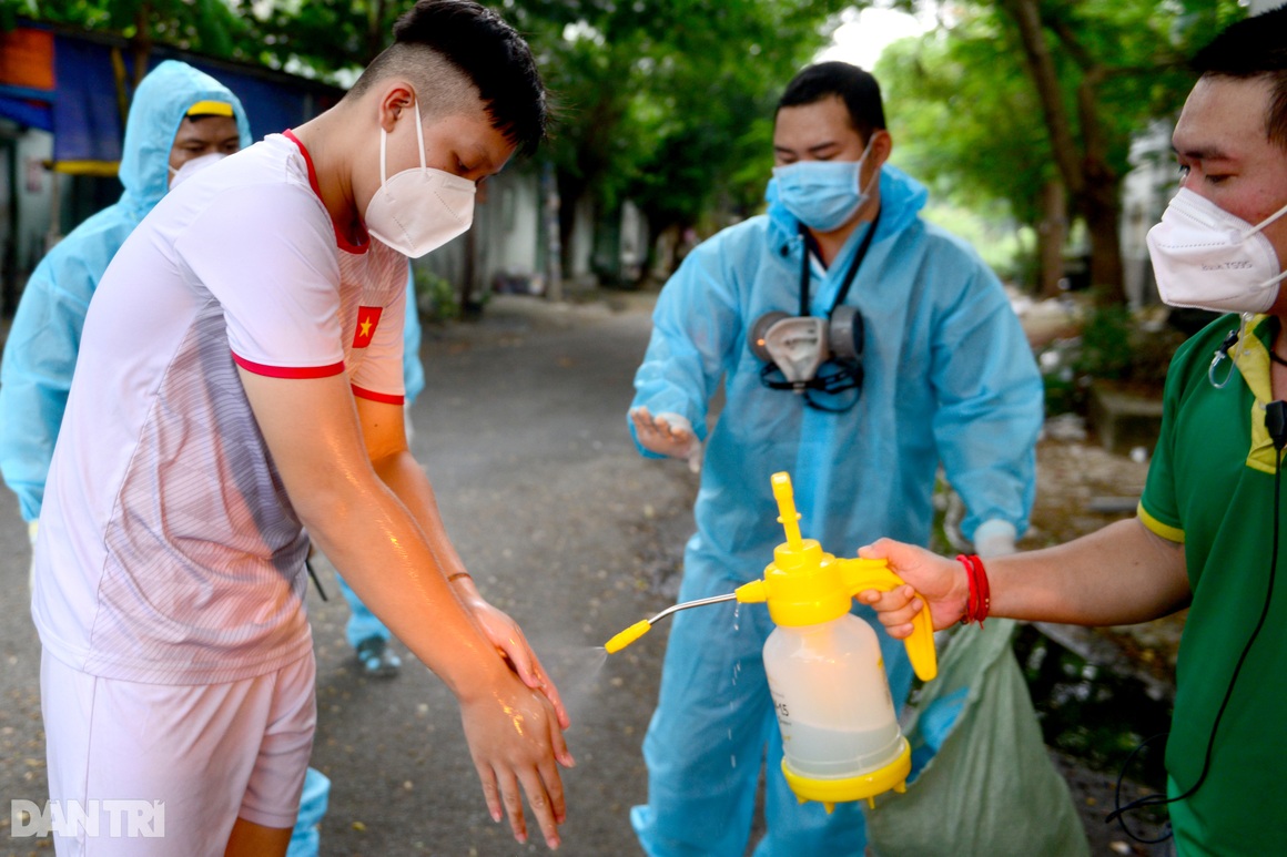Thiếu niên 15 tuổi tình nguyện tham gia đội khử khuẩn đường phố ở Sài Gòn - 20
