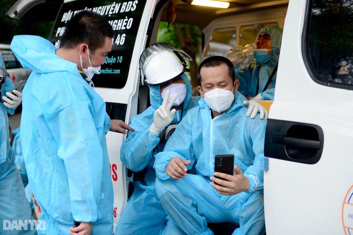 Thiếu niên 15 tuổi tình nguyện tham gia đội khử khuẩn đường phố ở Sài Gòn - 24