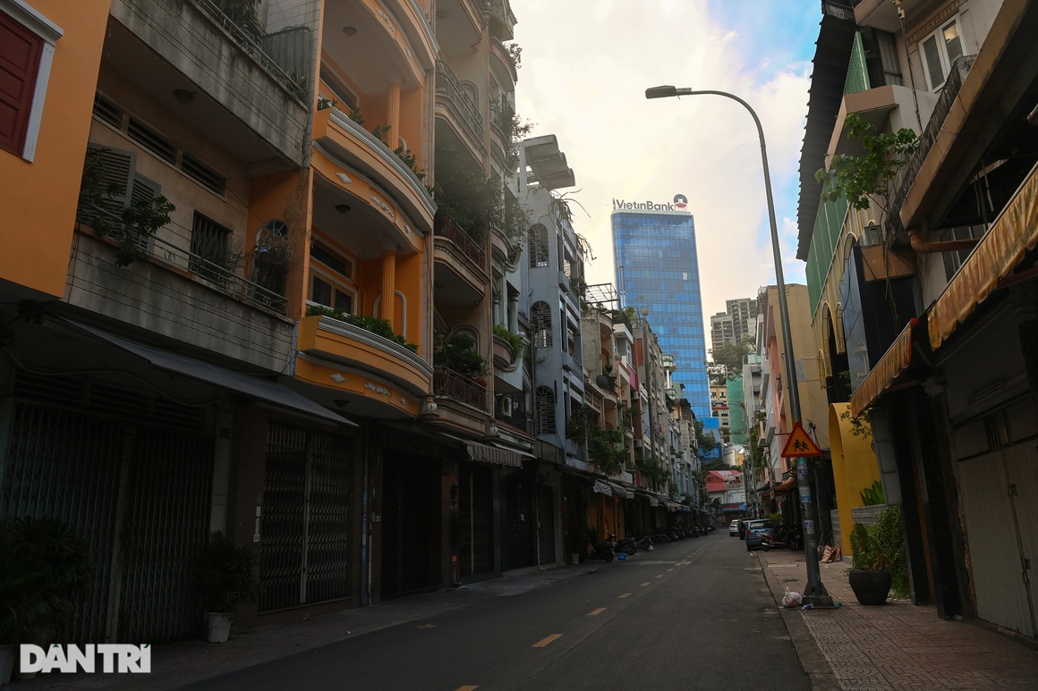 Hình ảnh Sài Gòn vắng vẻ chưa từng thấy sau gần một tháng giãn cách xã hội - 25