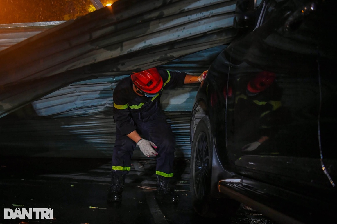 Giông lớn tại Hà Nội hất tung mái tôn 200 m2 trên phố, thiệt hại nhiều ôtô - 9
