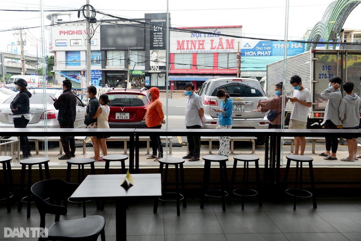 Xếp hàng dài hàng trăm mét vào siêu thị ở TPHCM, chờ cả tiếng để thanh toán - 3